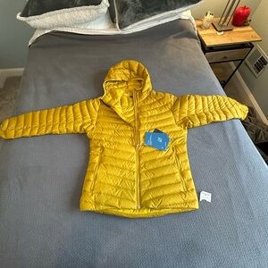 Helly Hansen Yellow Puffer Jacket Lightweight Hooded Insulation
